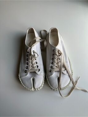 Maison Martin Margiela Women’s Tabi Canvas Sneakers in White